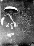 1899 06 Japon Vieille chanteuse dans les hautes herbes