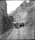 1898 11 Chine Route de Huo Ma  rencontre de deux voitures dans le loess