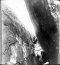 1899 01 Chine Ta Houa Chan, Fente-escalier dans le granit