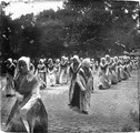 1917 08 19 Le Portel - les jeunes filles se rendant à la procession