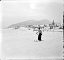 1909 01 26 Suisse jura Les Rasses brouillard Renée Leprince Ringuet à ski sur la patinoire