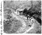 1929 09 21 Ouganda Neltner et la file de nos porteurs vers le lac Bunyomi