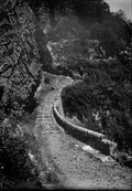 1900 Ardèche Thueyts sentier dans les basaltes