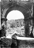 1900 04 12 Italie Rome  le forum à travers l'arc de Septime Sévère