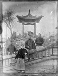 1899 Chne 4 Chinois devant un temple autel extérieur