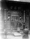1898 Chine devant l'entrée de sans doute un monastère