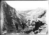 1898 11 Chine  Route de King Le San à T'Ae Duen Fou (vue avec hommes au premier plan)