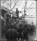 1899 02 16 Chine  La foule à Si P'ing Sien, fête du 16 de la première lune, un des figurant du cortège