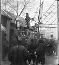 1899 02 16 Chine  La foule à Si P'ing Sien, fête du 16 de la première lune, un des figurant du cortège