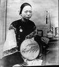 1899 01 Chine  Fille du mandarin de Tchoo Tché Sien (photo P.G. Maurice)