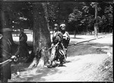 1899 06 Japon Ueno Park, deux étudiants