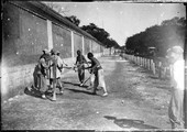 1898 09 05 Chine Pékin battage du trottoir de la légation de Russie