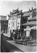 1899 01 Chine  Ouée Nan Sien, édicule, coiffeur et marchands de fausses queues