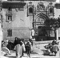 1912 04  04 Espagne Cordoue femme à la cruche à la fontaine de la cathédrale