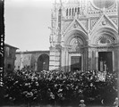 1911 04 23 Italie  Sienne La procession de Sainte Lucie sort de la cathédrale