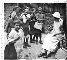 1923 08 18 Allemagne Région de Schlangenbad Frauenstein Renée-Marie L.R parlant avec fillettes sortant de l'école