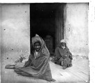 1924 04 26 Maroc Taourirt deux vieux marchands de charbon devant leur boutique