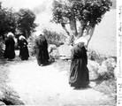 1925 07 12 Ste Thècle femmes revenant de la messe