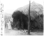 1929 09 16 Congo Kibati trois femmes de Mr Mwa Kayembe devant leurs paillotes