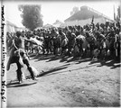1929 08 04 Afrique du Sud City Deep war dance les Changas et leur chef avecc corne au derriere