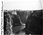 1929 08 18 Zimbabwe Victoria Falls le Zambèze sort du Boiling Point vue près du pont de chemin de fer