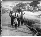 1929 09 01 Congo Madingusha femmes portant des colis sur la tête
