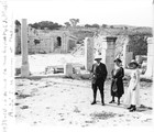 1933 06 09 Tunisie Musti la rue hypostyle André Mme et Madeleine Perriquet