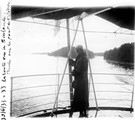1933 06 30 en route vers la Finlande Renée L.R sur le pont de l'Oihonna
