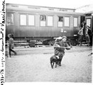 1933 07 14 Suède Vassijaure lapons descendant du train 1535 km de Stockholm