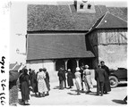 1933 08 29 Isdes Loiret sortie de messe en attendant les autos