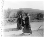 1935 05 02 Algérie route à El Milia femmes kabyles allant aux champs