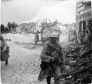 1915 10 06 route de Tahure on ramène blessés, débris voitures chevaux