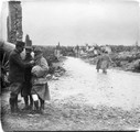 1915 09 27 route de Tahure - Marne - un blessé se fait panser et ficher