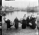 1918 08 02 Concarneau femmes sur le quai