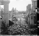 1919 05 10 Reims dans la cour d'une maison brûlée