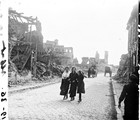 1919 06 28 Albert - Somme la Grande rue et la basilique-les habitants rentrent