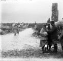 1915 09 27 route de Tahure - Marne - un blessé se fait panser et ficher