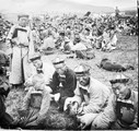1911 08 09 Transbaïkalie Bouriates groupe d'hommes pendant les prières