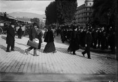 1902 01 Antibes les hôteliers à l'arrivée du train