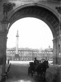 1897 07 31 Russie Saint-Pétersbourg Palais d'hiver vu de l'arcade de l'hôtel de l'état-major