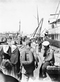 1897 09 06 Azerbaïdjan Bakou à l'embarcadère et  femmes voilées