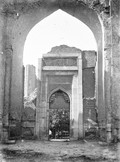 1897 09 16 Ouzbékistan SamarKand entrée du sanctuaire de Bibi Khanym au fond la pierre du Coran